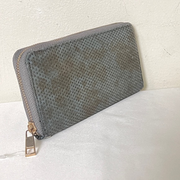 2 Chic Deconstructed  floral Faux Shagreen full Zipper Wallet. Green OS - Picture 2 of 12